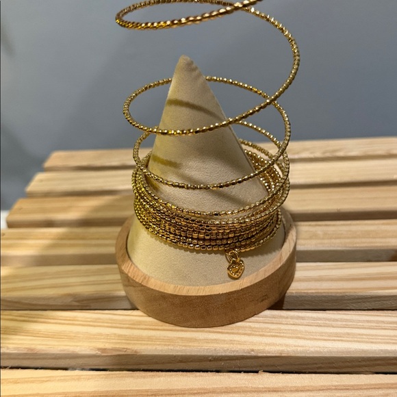 Elegant Gold Beaded Bracelet with Heart Charm - Picture 3 of 4